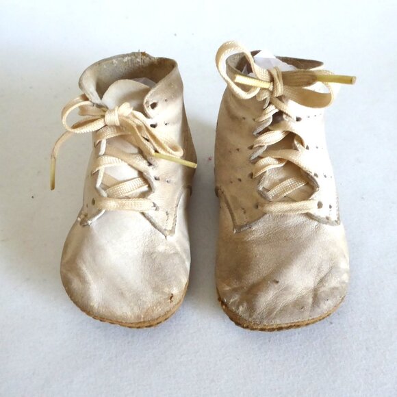 ANTIQUE VINTAGE 1940’s WHITE LEATHER BABY SHOES IN ORIGINAL BOX USED ODDITY - Picture 3 of 16